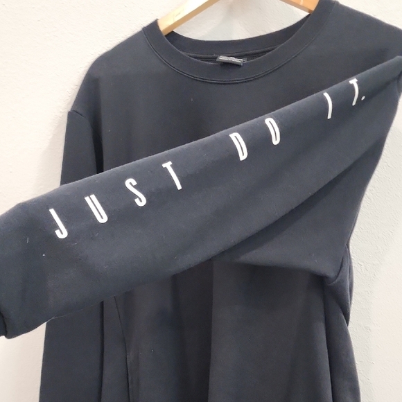 Nike Black Crew Neck Sweatshirt with Sleeve Text - Picture 6 of 7